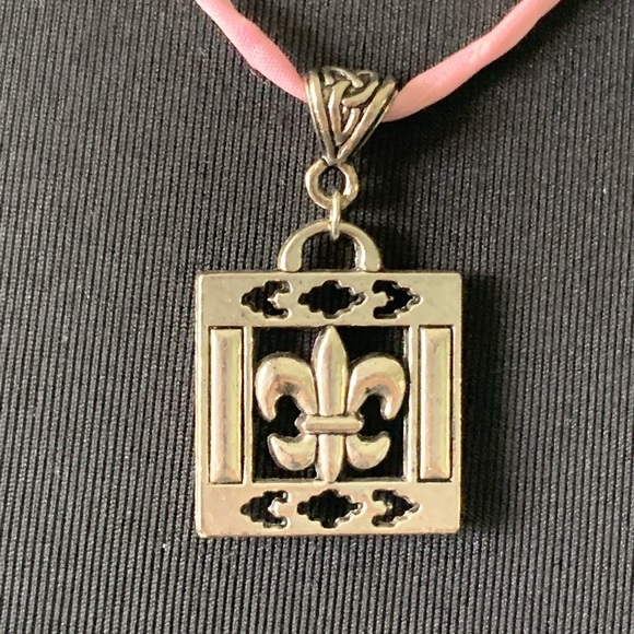 Necklace fleur de Lis square pendant on soft pink satin cord - Picture 3 of 7